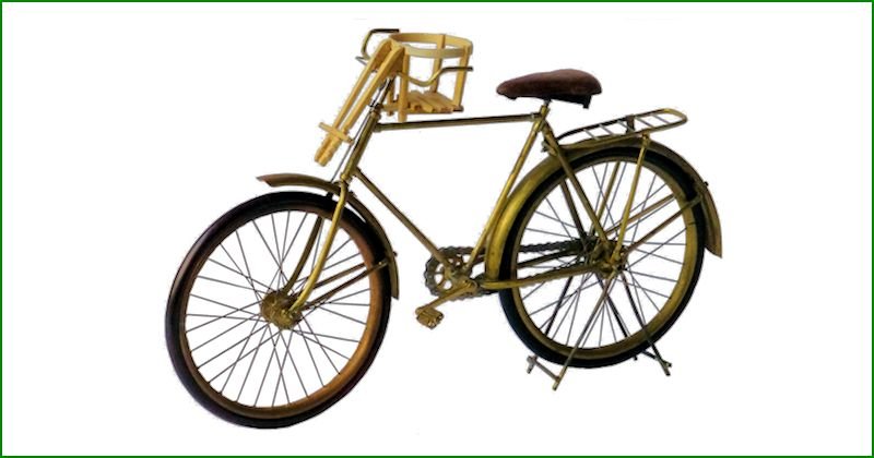Fiets met houten kinderstoeltje